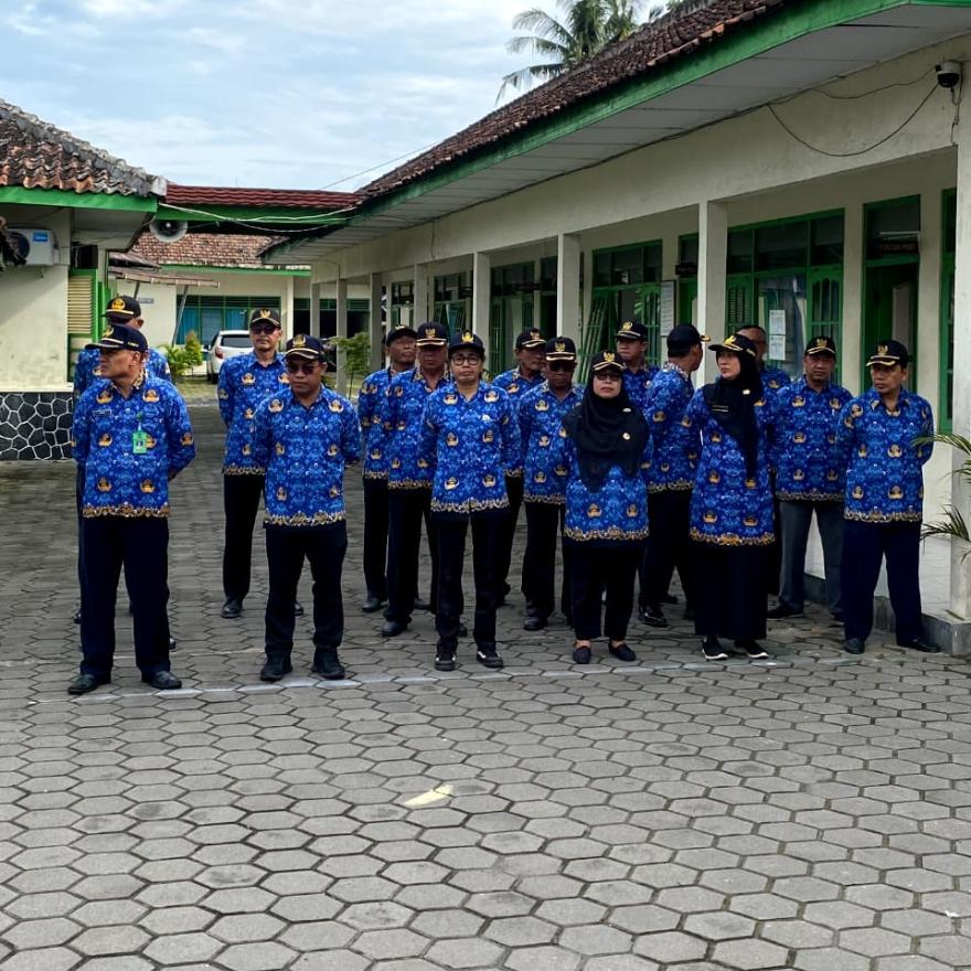 PAMONG KALURAHAN MENGIKUTI UPACARA PERINGATAN HARI PAHLAWAN: WUJUD PENGHORMATAN