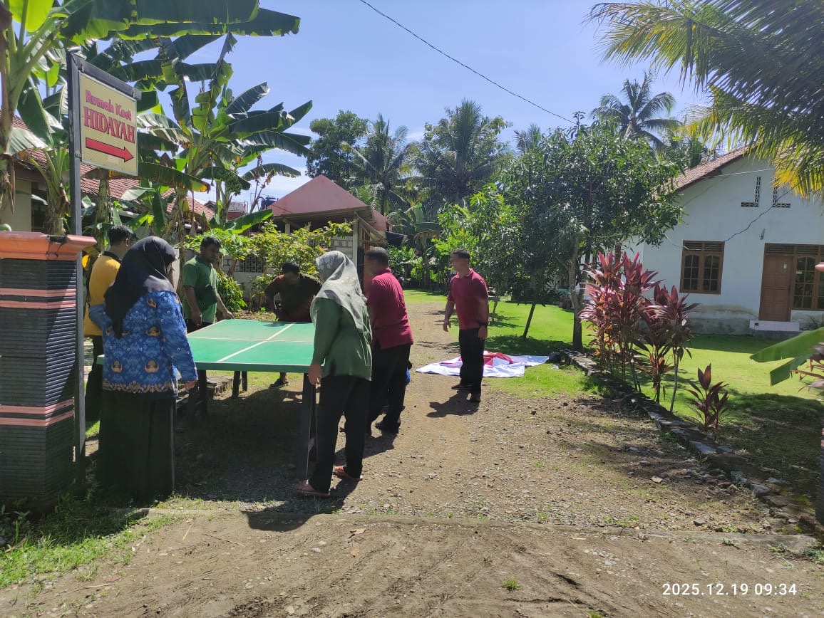 JELANG DALAM RANGKA MEMERIAHKAN HARI IBU PAMONG KALURAHAN BERGOTONG ROYONG